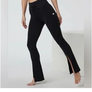 Vuori Black Daily Split Flare Active Pants/ Leggings XS